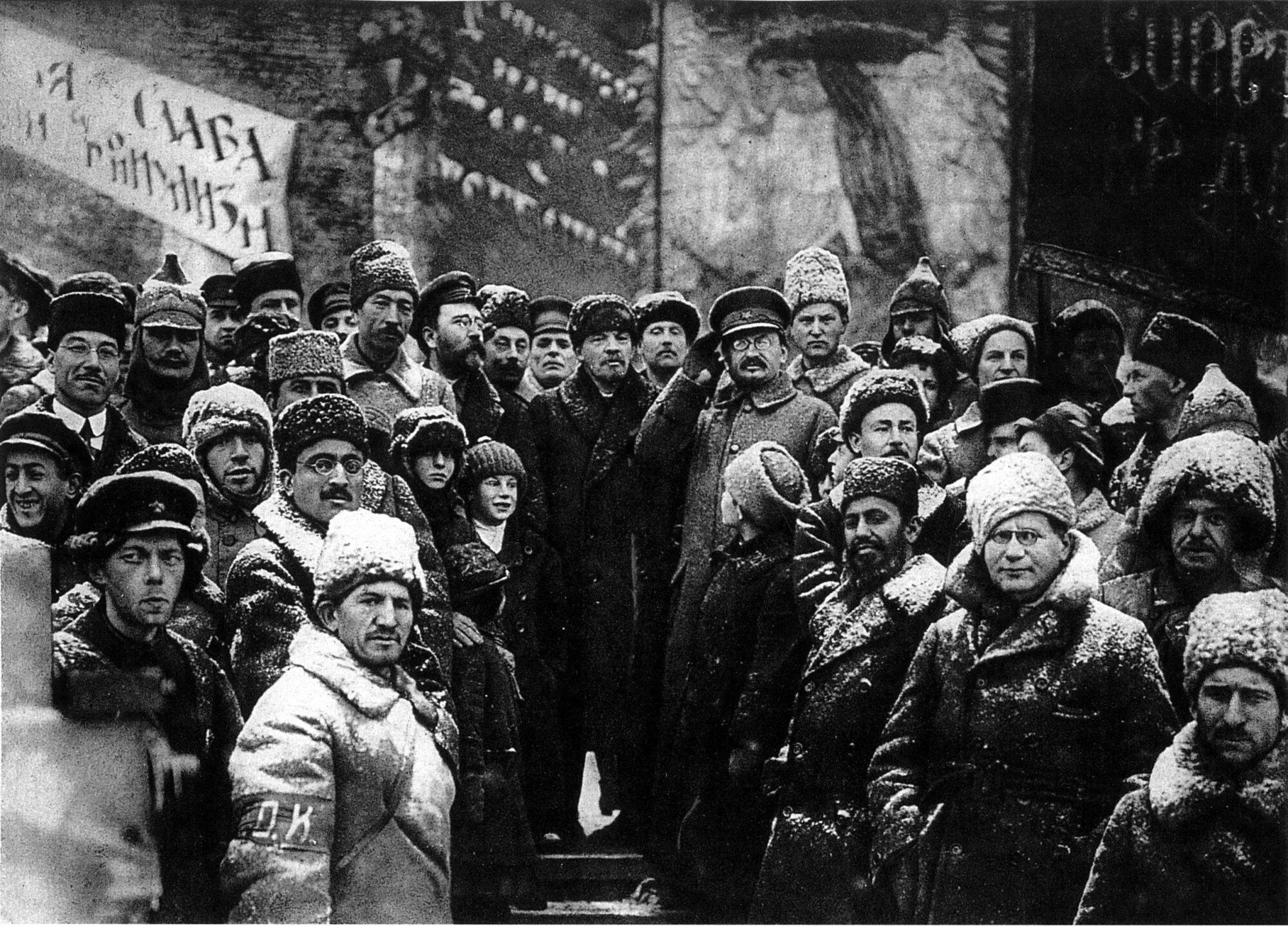 Век после революции. Большевики 1917-1918. Фото Ленин Троцкий и революционеры. Революция 1917 большевики. Троцкий 1917.