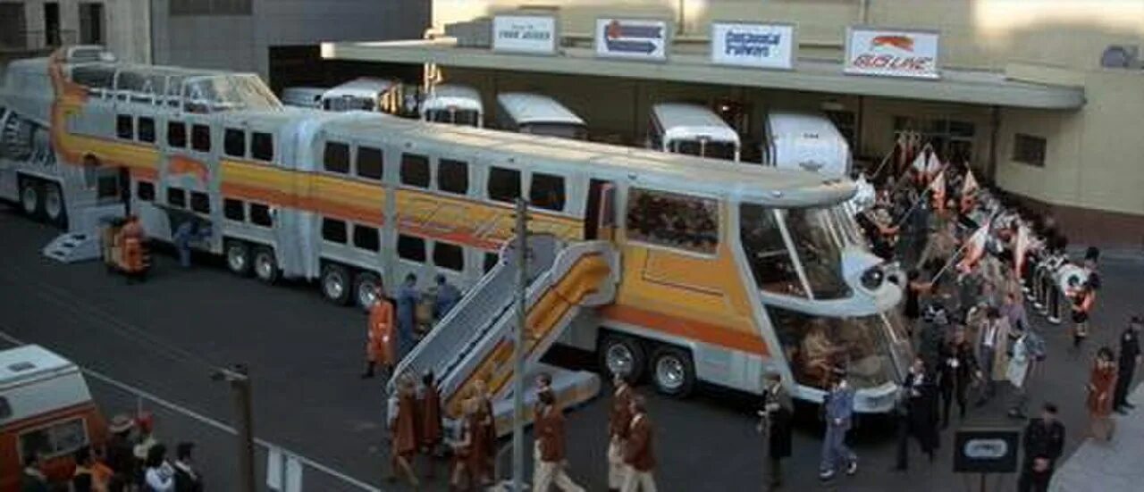 Самый большой автобус в мире. Большой автобус 1976. the big bus 1976. автобус циклоп.