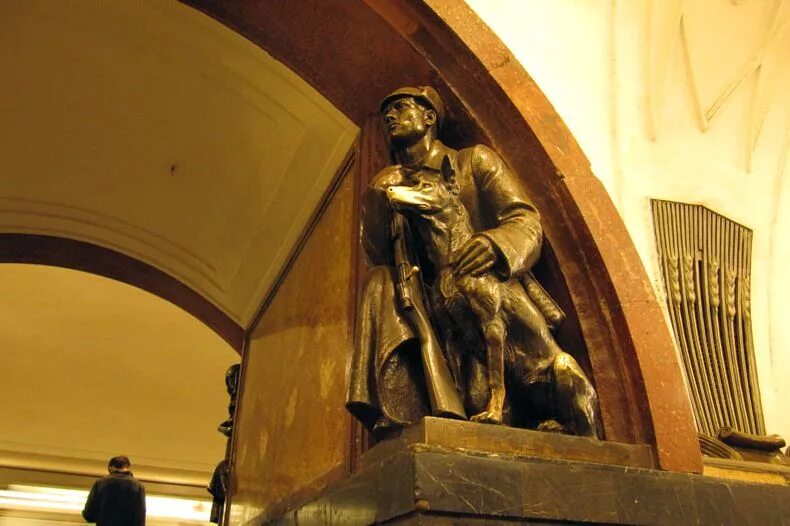 скульптуры на станции метро площадь революции. скульптуры на станции метро площадь революции. памятник собаке на менделеевской. на какой станции метро собаки. кинологи на московском метро.