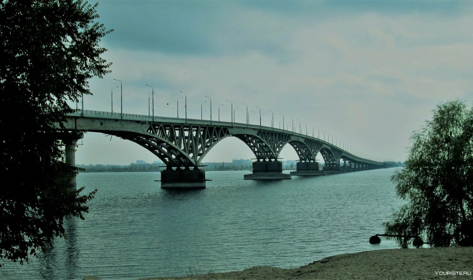 Саратов это город на волге. Саратовский мост через Волгу. Волга мост Саратов. Саратовский мост с Энгельса. Река Волга мост Саратов Энгельс.