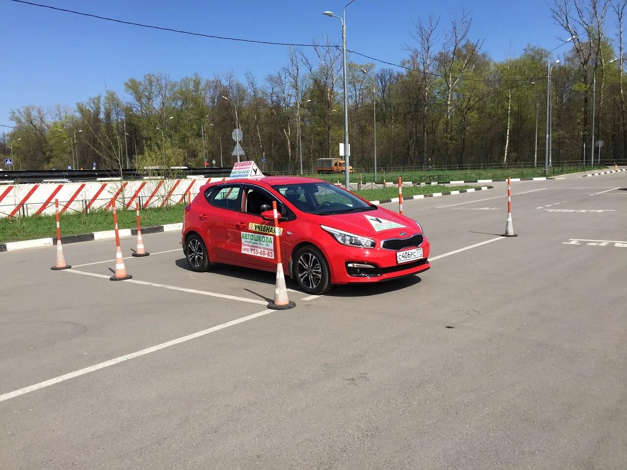 Автошкола. Машина автошкола. Автошкола красный автомобиль. Московская автошкола.