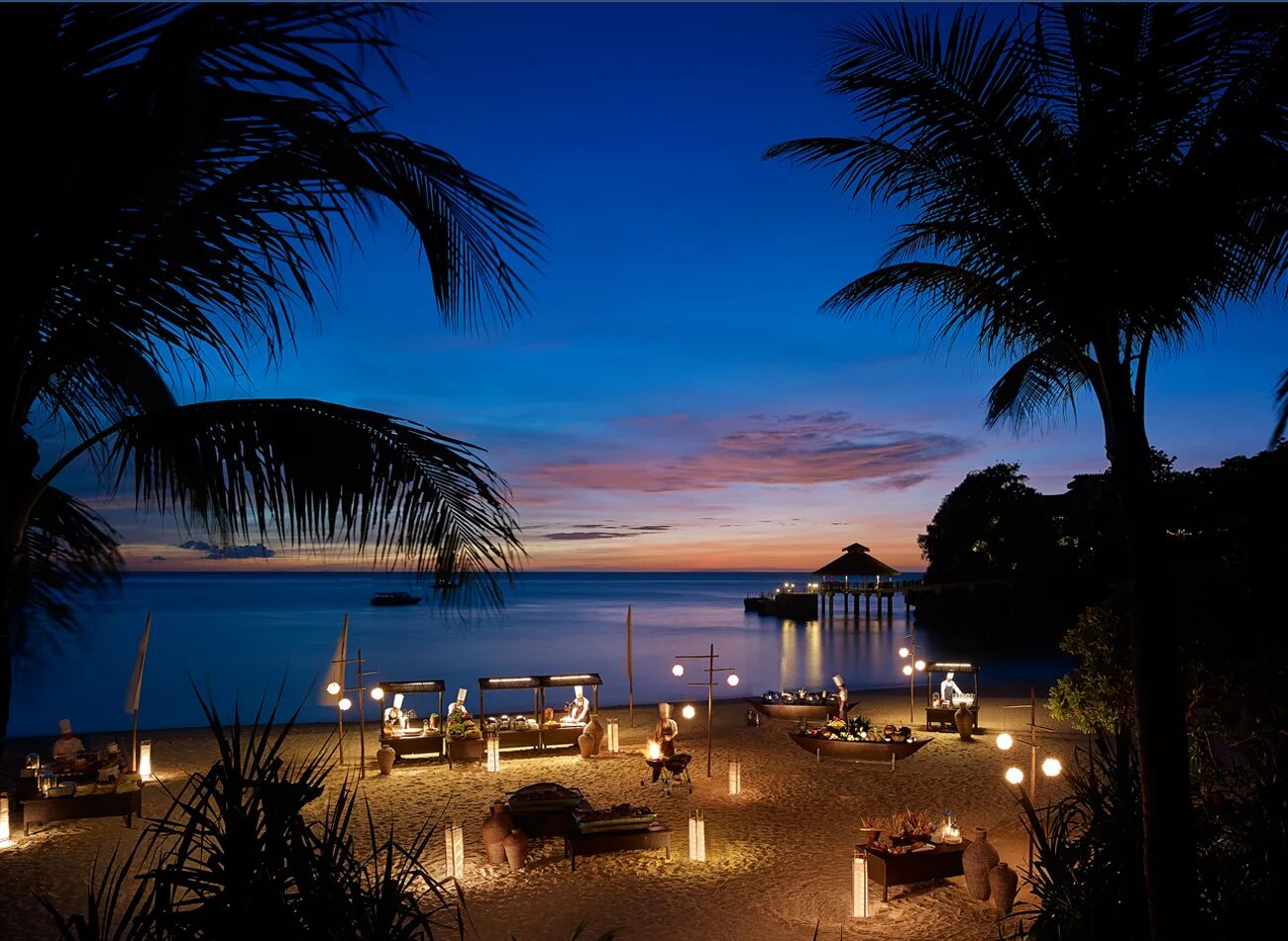 пляж ночью. ночь отдыха. виллы на острове ваадху мальдивские острова. вечер у костра. мальдивы кинотеатр под открытым небом.