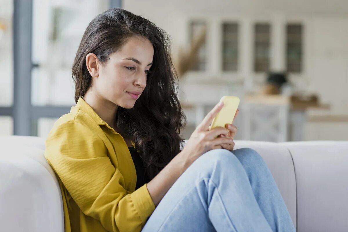 Девушка смотрит и улыбается что значит. Девушка со смартфоном. красивая девушка со смартфоном. девушка с телефоном. смартфоны для девочек.