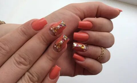 Маникюр коралловый золотым