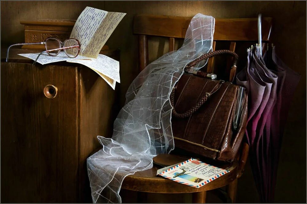 Натюрморт из старинных вещей. Антикварные вещи. Антикварные предметы интерьера. Старающиеся предметы. Старающиеся предметы.