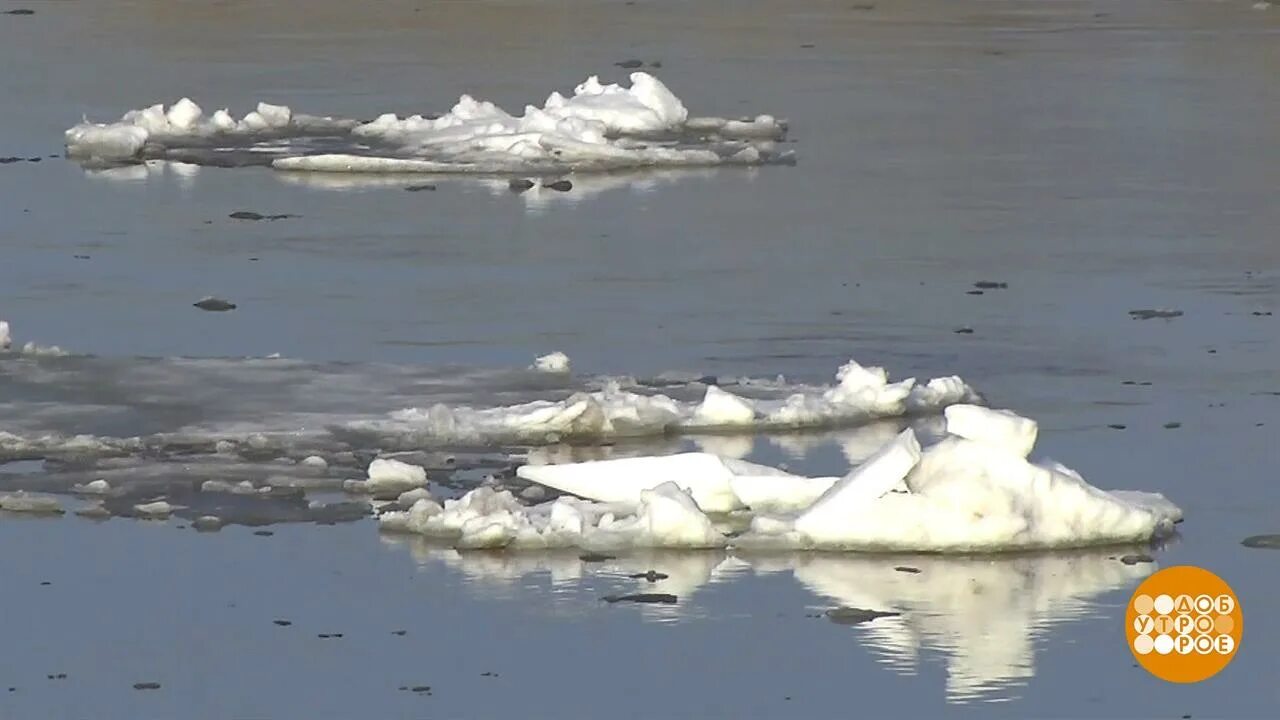 Ледоход. Лед на реке тронулся. Ледоход на реке весной. Лед тронулся паводок.