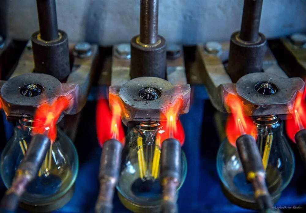 Лампа производственная. Завод лампочек. Лампа производственная. Лампа на заводе. Маломощные лампы накаливания.