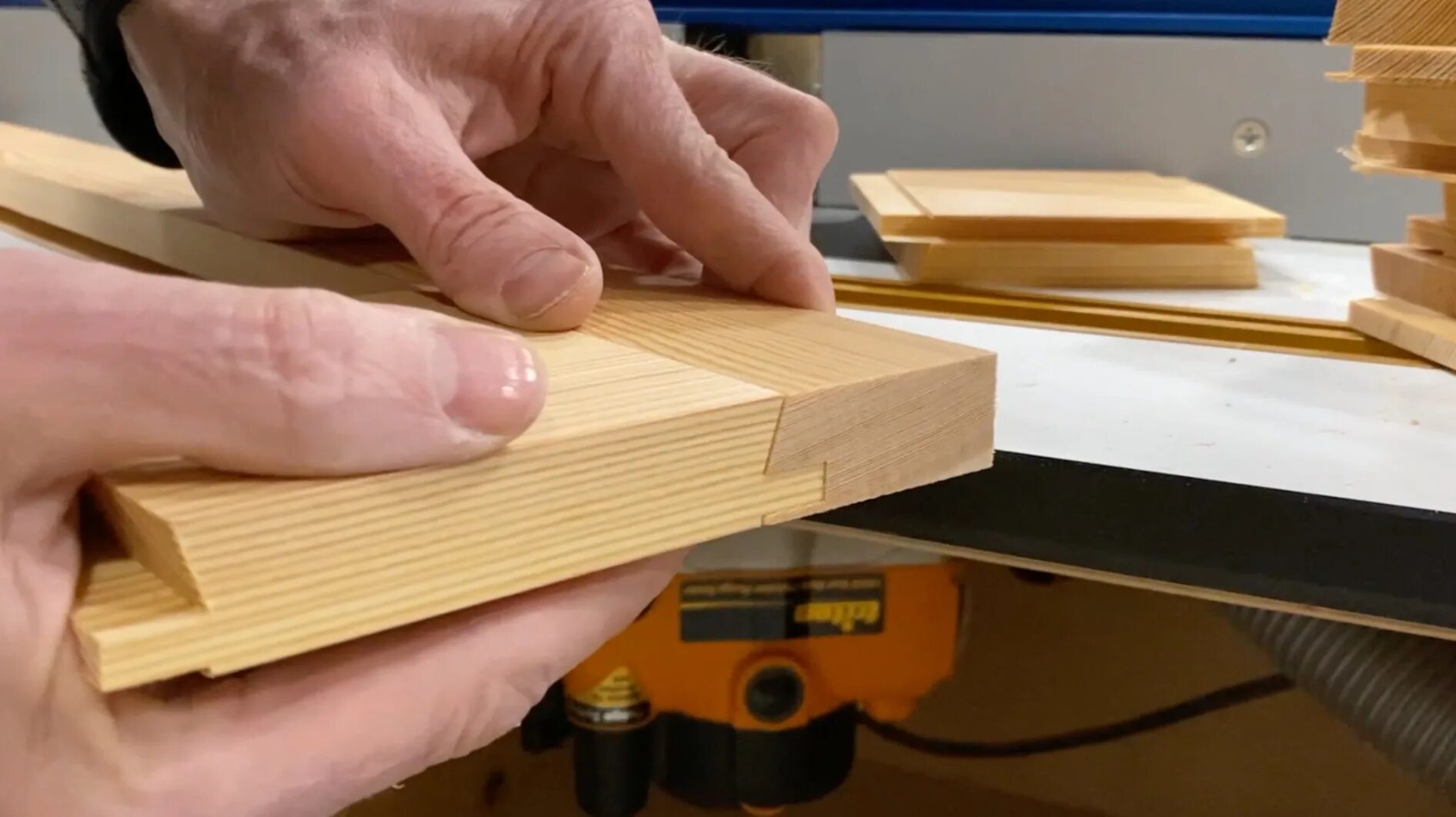 Шип паз ручным. Станок шипорезный ласточкин хвост. Станок для шип паз по дереву. Приспособы для фрезера шип-паз. Фреза для углового сращивания 45 градусов.