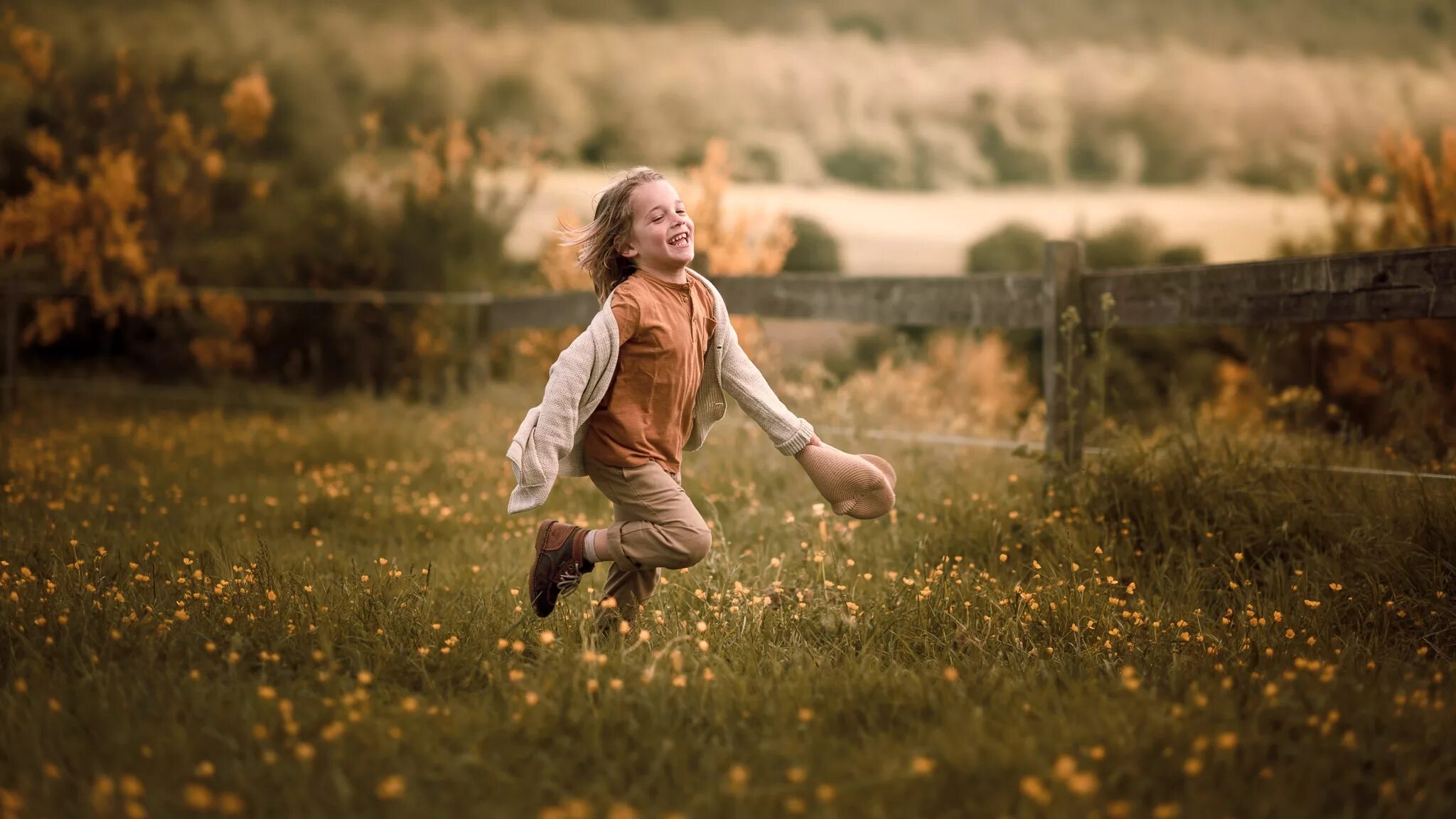 Children natural. Девочка бежит. Счастливое детство в деревне. Девочка бежит в поле. Девушка убегает.