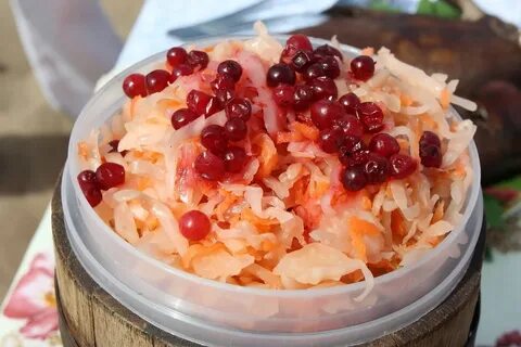 Квашеная капуста с яблоком и клюквой
