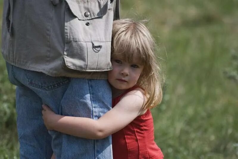 Дочка не видела папу. Мальчик защищает девочку. Ребенок без отца. Дочь без отца. Родители защищают детей.