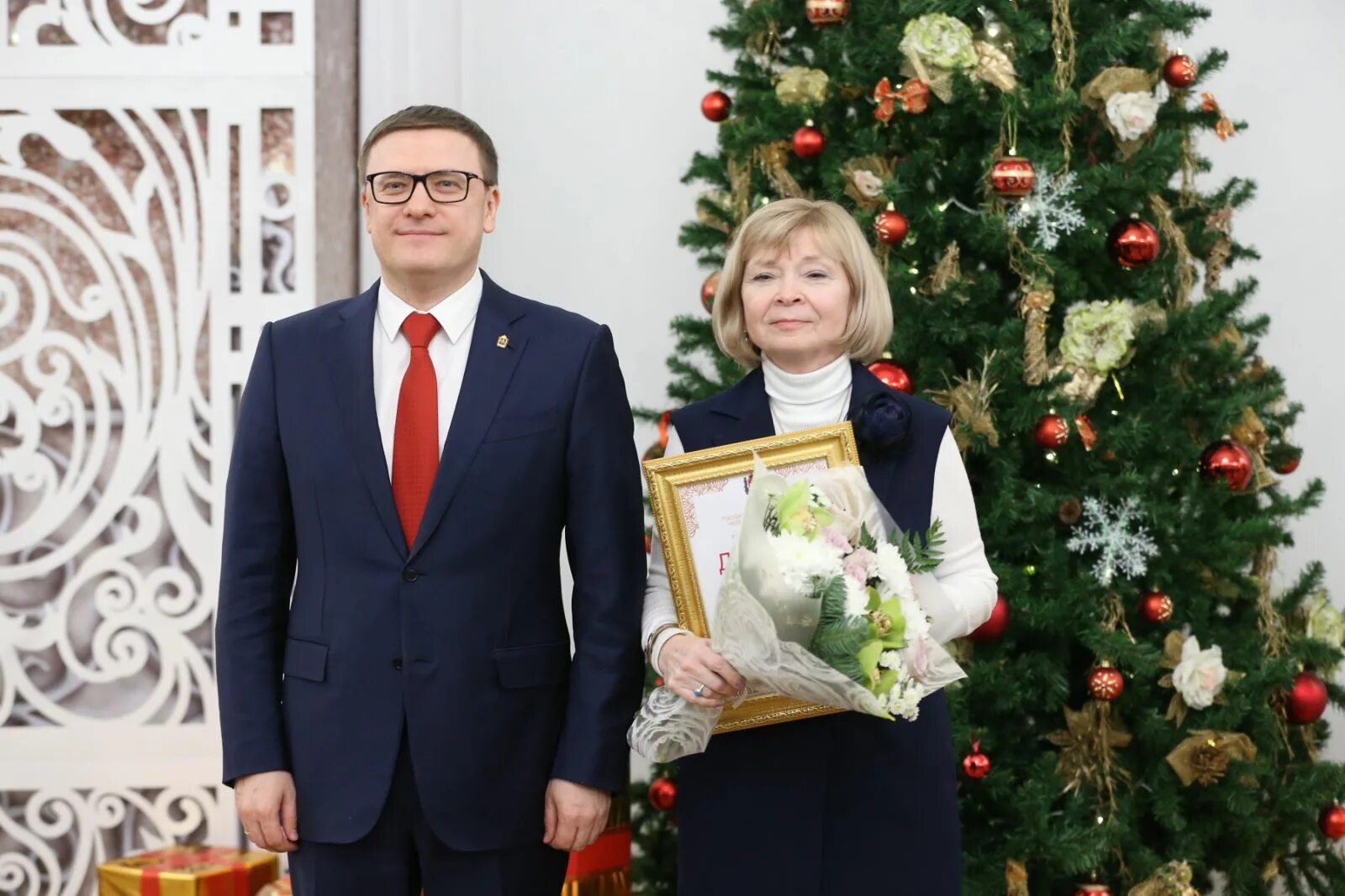 Награждение у губернатора Челябинской области. Награждение в Челябинске губернатором. Награждение премией губернатора Челябинской области. Губернатор Челябинской области наградил.