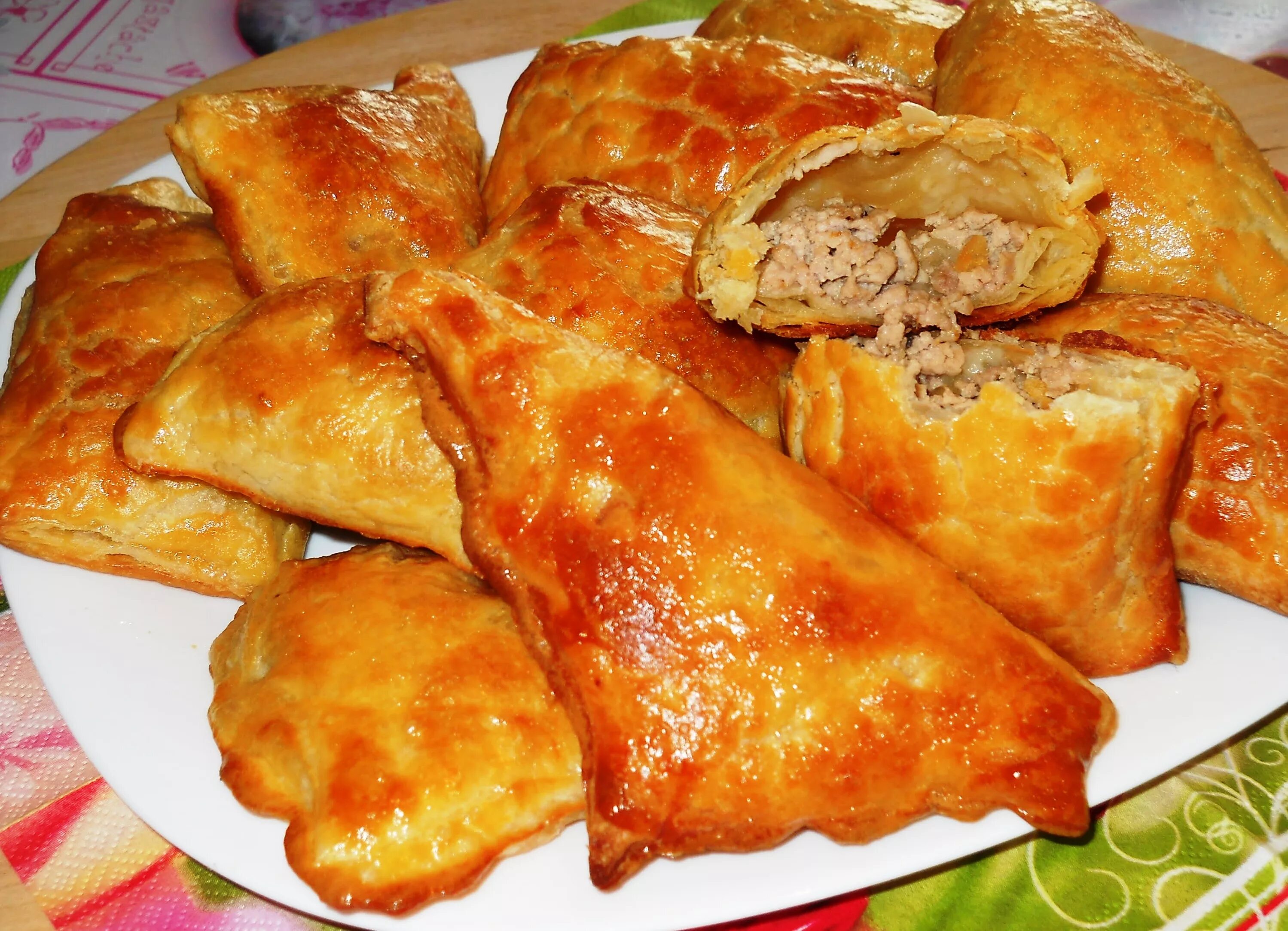 Пирожки из готового мяса. Пирожки &quot;проглотайки&quot;. слоёные пирожки &quot;проглотайки&quot;. пирожки из слоеного теста. пирожки с мясом из слоеного теста.