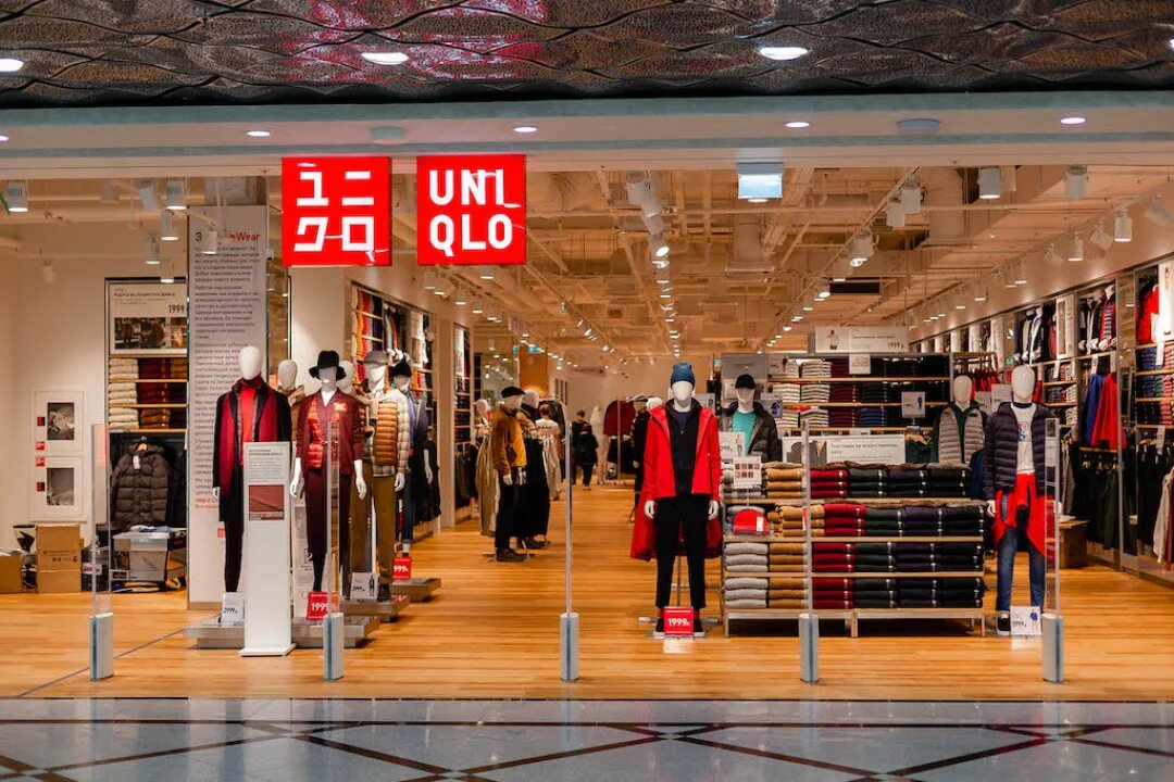 Японский бренд одежды Uniqlo. Юникло галерея СПБ. Атриум магазин юникло. Бренд юникло платье. Сайт магазинов юникло