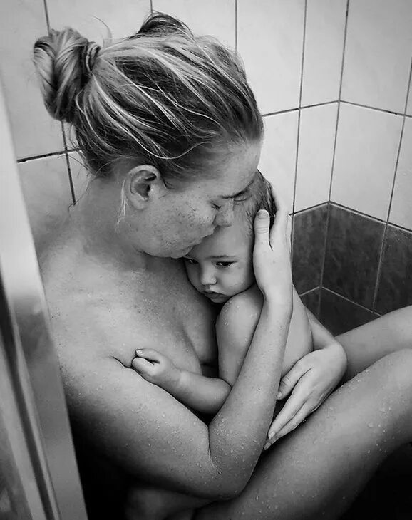 Daughter bath. Маленькие детишки в душе. Маленькие мамы. Мама с малышом в душе. Фотосессия мама и малыш.