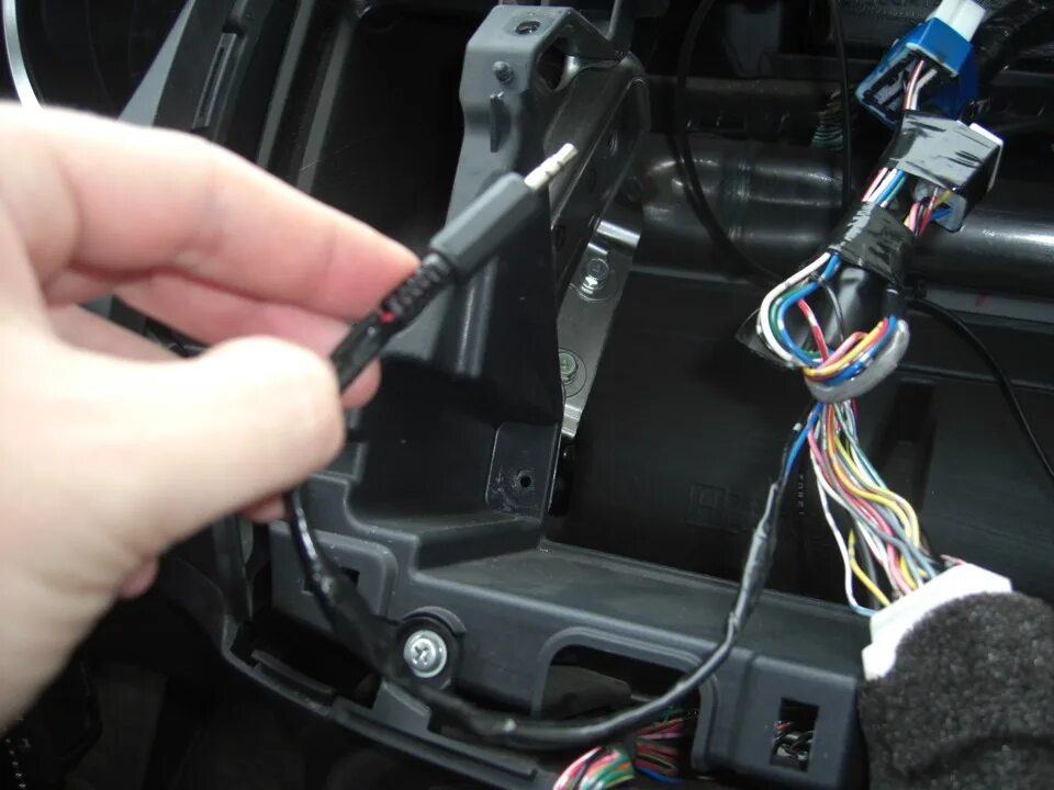 Провод управления кнопками на руле Mitsubishi Pajero 4. Разъемы + - кнопки на руле магнитолы Лансер х 2008. Митсубиси Паджеро 2007 года разъем кнопок на руле. Микрофон Митсубиси Аутлендер XL К китайской магнитоле.
