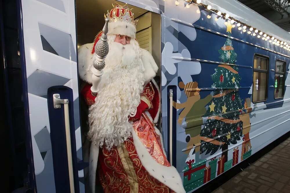 Билет на поезд деда мороза. Поезд Деда Мороза из Великого Устюга. Поезд Деда Мороза РЖД 2021. Великий Устюг резиденция Деда Мороза 2021. Сказочный поезд в Великий Устюг.
