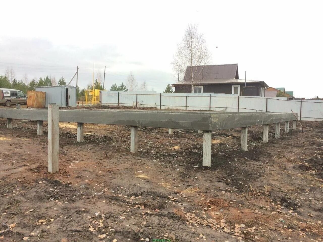 70. Монолитная плита фундамента на сваях. Ростверк на жб забивных сваях. Свайный фундамент с плитой. Плита с ростверком 600.