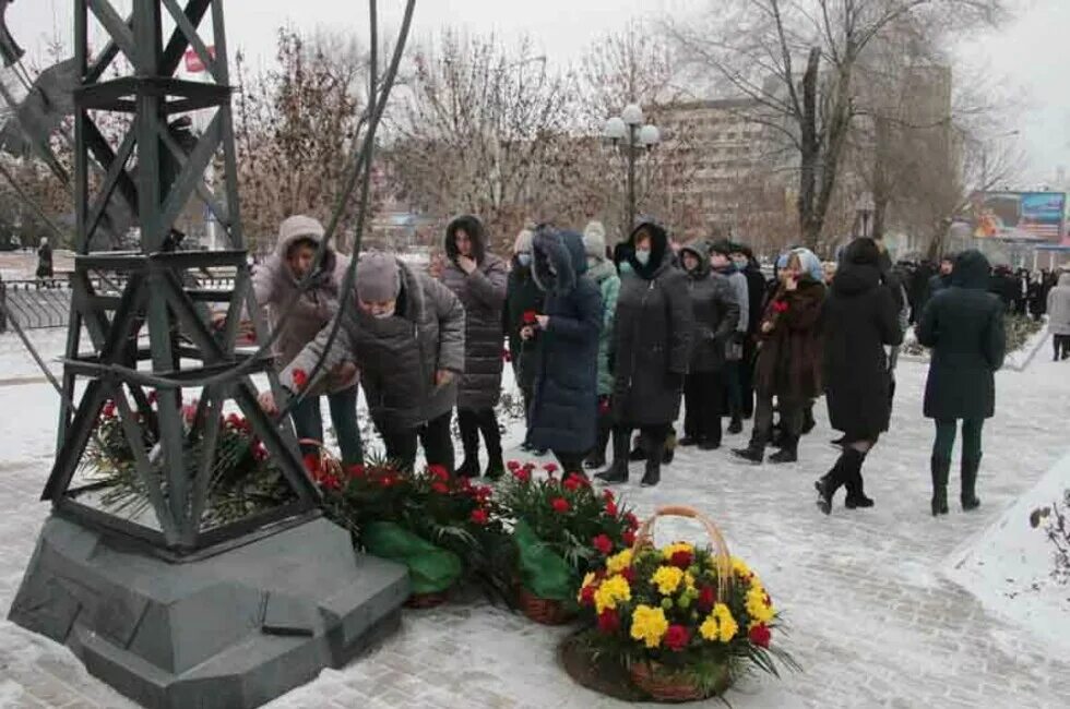 Первомайская днр новости. Памятник погибшим Энергетикам Донецк. Дети Донецка. Митинг в Донецке в память.