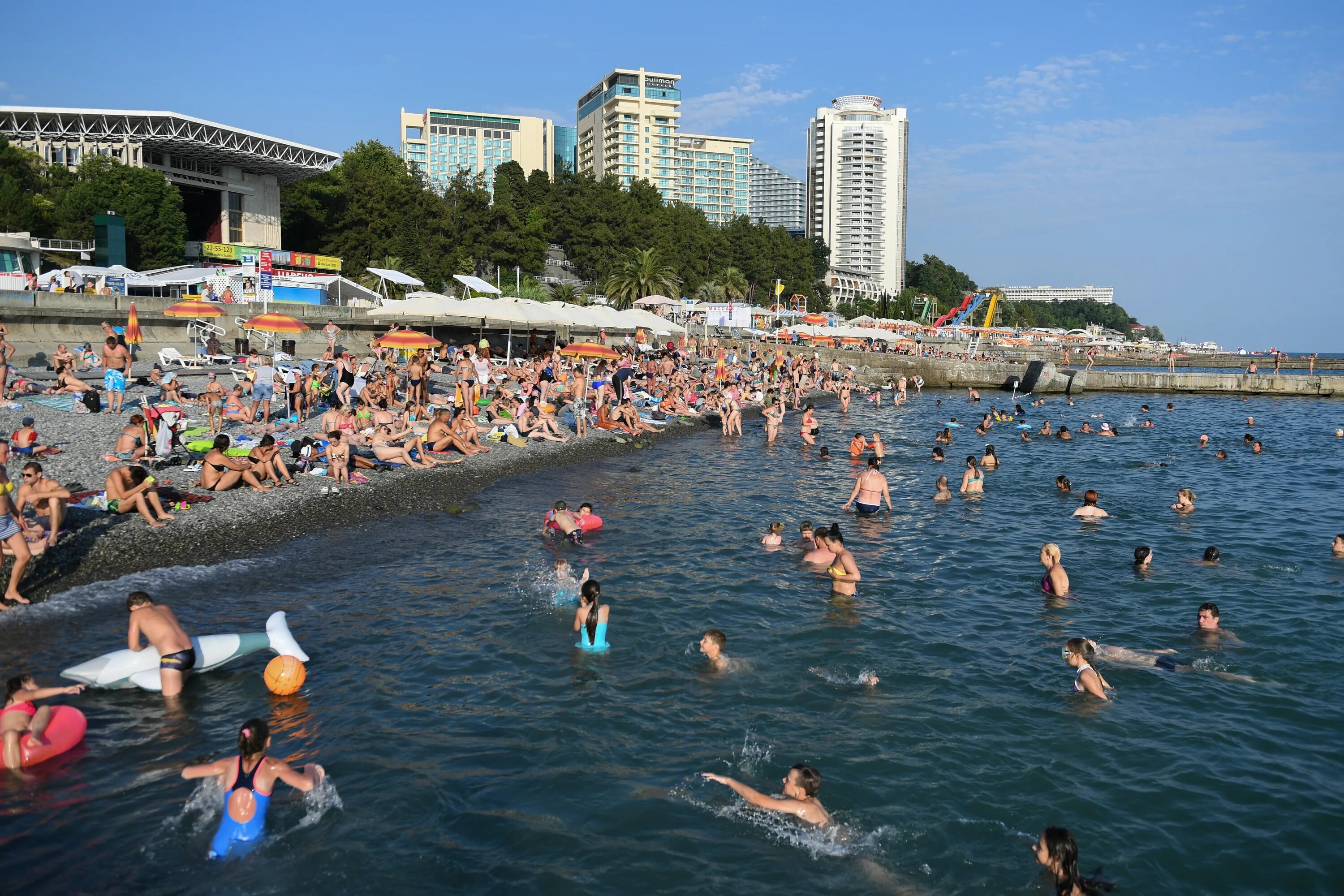 Черное море Сочи лето. Сочи пляж. Сочи летом пляж. Отдыхающие в Сочи.