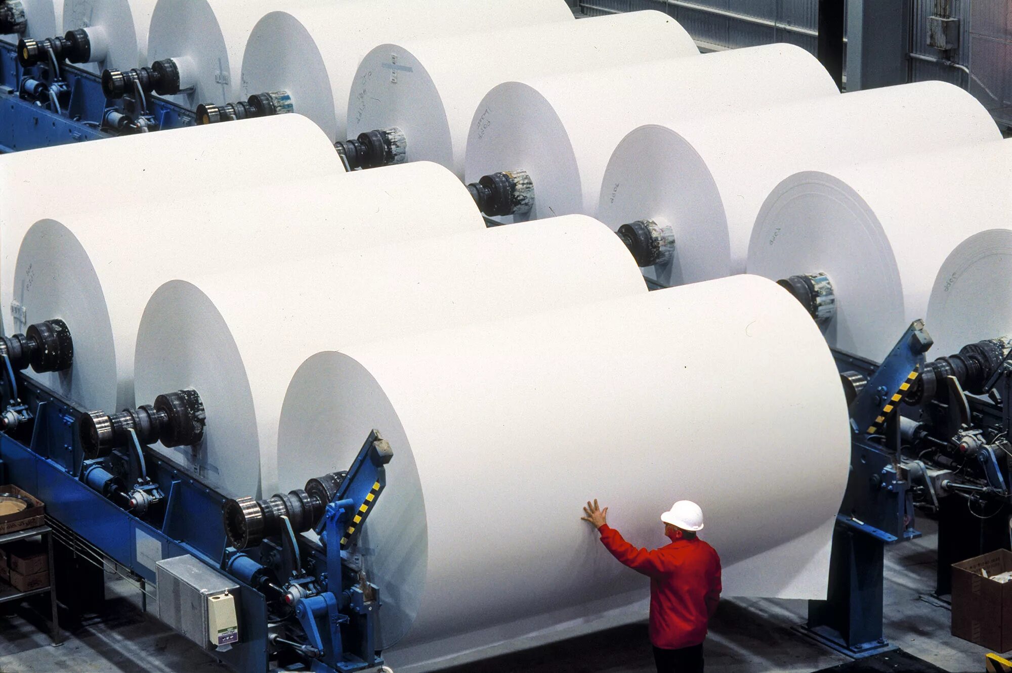 Завод по производству бумаги. Норвегия целлюлозно бумажная промышленность. Целлюзнобумажная промышленность. Целлюлоза для производства бумаги. Целлюлоза бумажная промышленность.