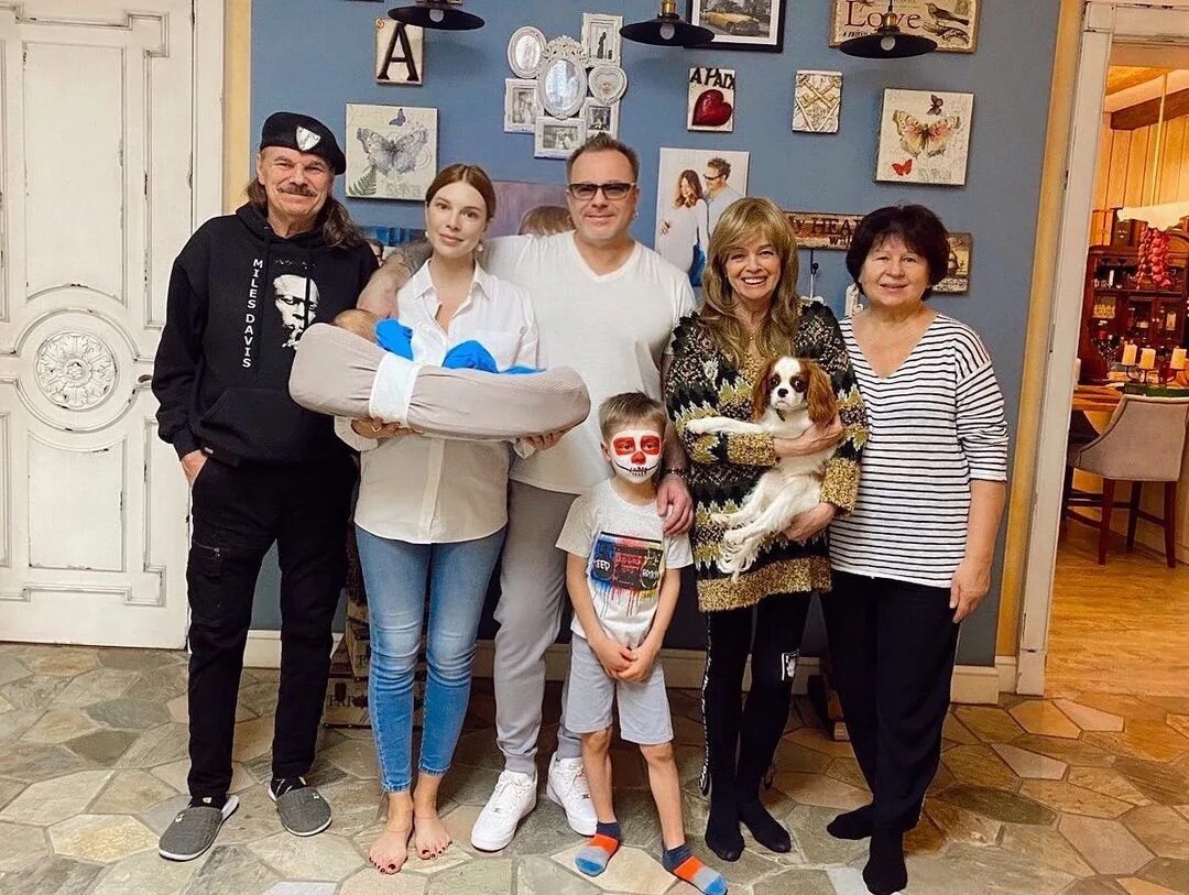 Сколько владимиру преснякову младшему. Пресняков и подольская. Пресняков и подольская. Пресняков и подольская дети. Подаотская и пресгиков.