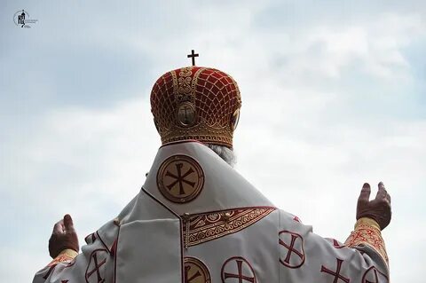 Священник стоит