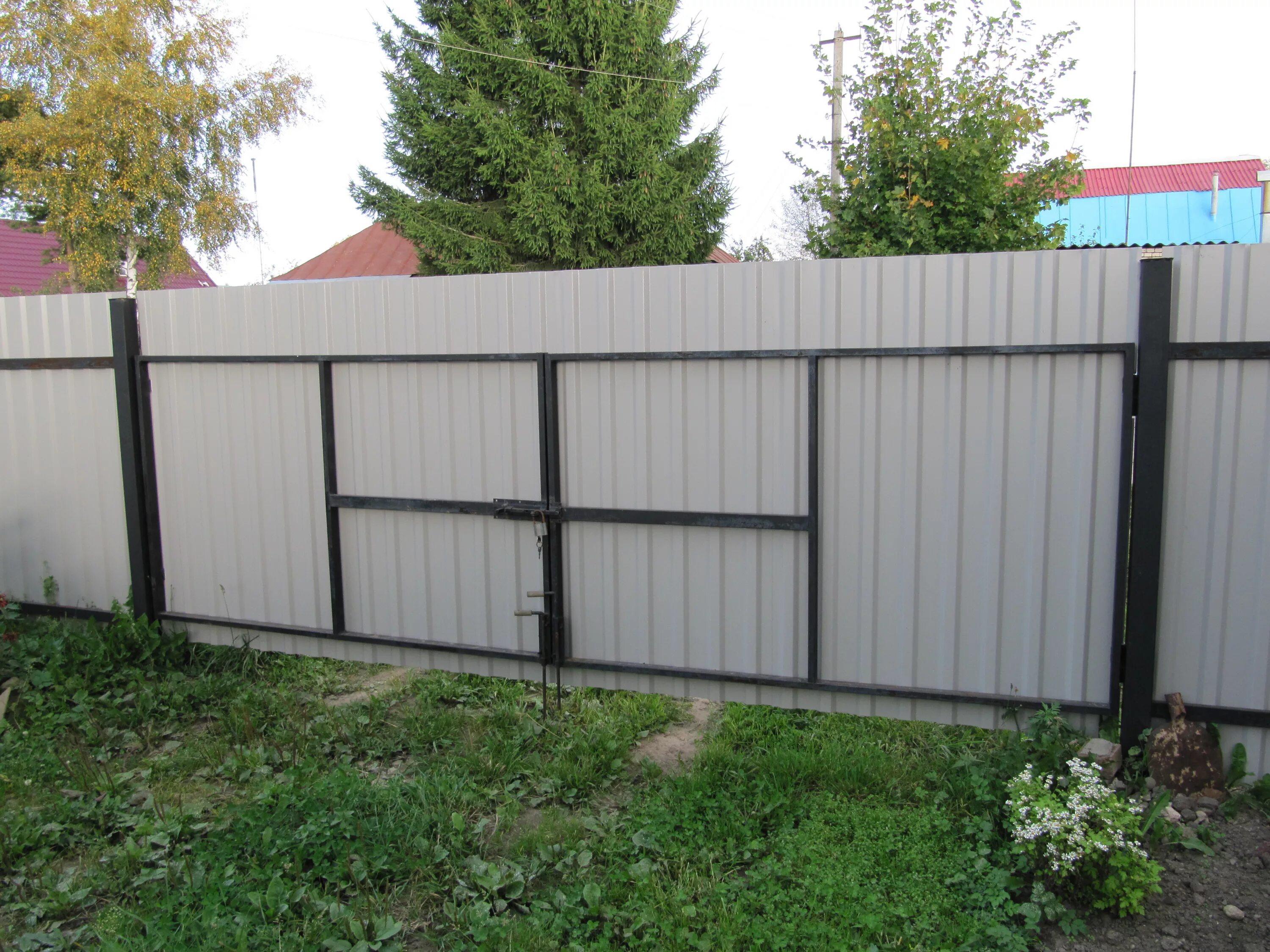 Забор из профнастила шоколадного цвета. Профлист для забора пс 10. Столбы 50х50х3 для забора из профлиста. Профлист с8 стандарт. Забор для дачи из профнастила.