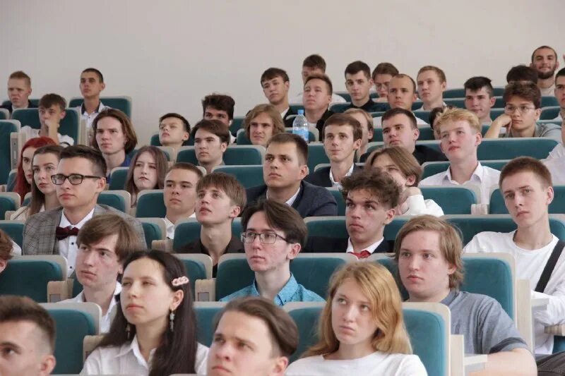 студентка 1 курса. первый курс студента. первокурсники в поисках кабинета. студенты на информатике. совенок студент.