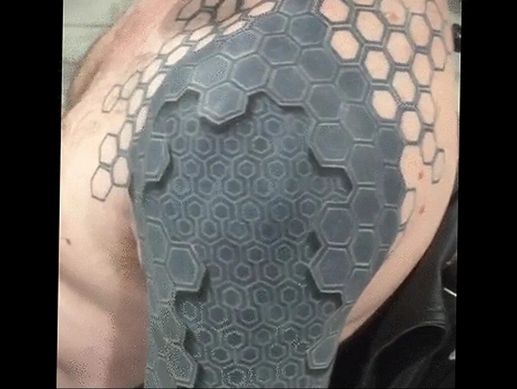 не пришей к пи рукав. тату на очке. фляжка солдатская с биркой. не пришей к пи рукав. объемные татуировки.