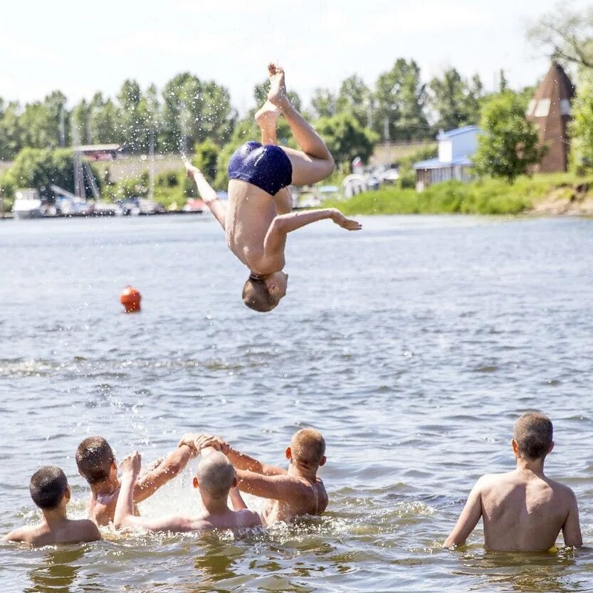 В июне в сочи можно купаться. Купание летом. Купаться летом. Речка летом пляжи купание. Ребята летом будут купаться.