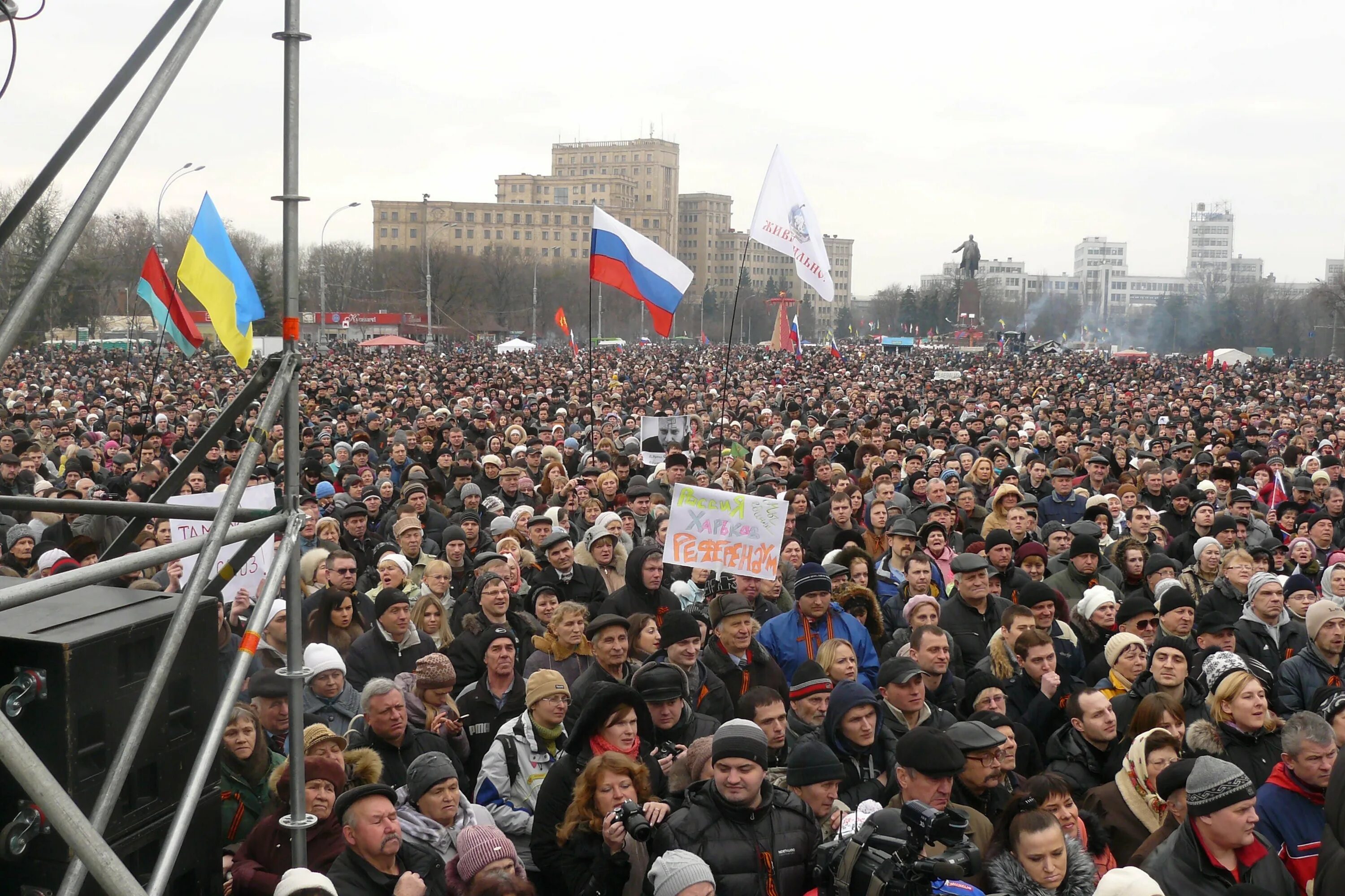 Митинги 2014 года. Хнр харьковская народная республика 2014. протесты в харькове 2014. харьков в 2014 год пророссийский митинг. пророссийские митинги в харькове.