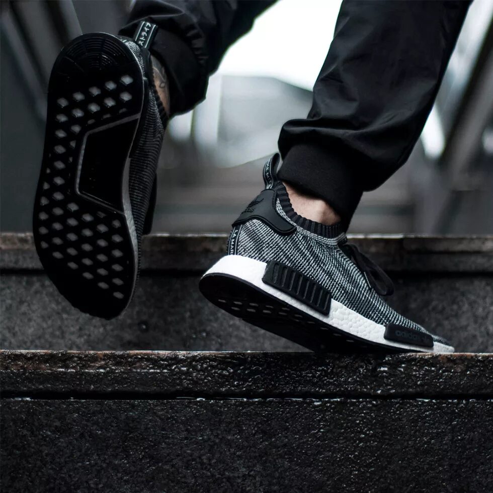 Nmd adidas мужское. Adidas nmd r1 черные. Adidas nmd r2 pk. Кроссовки adidas originals nmd_r1. Adidas originals nmd r1.