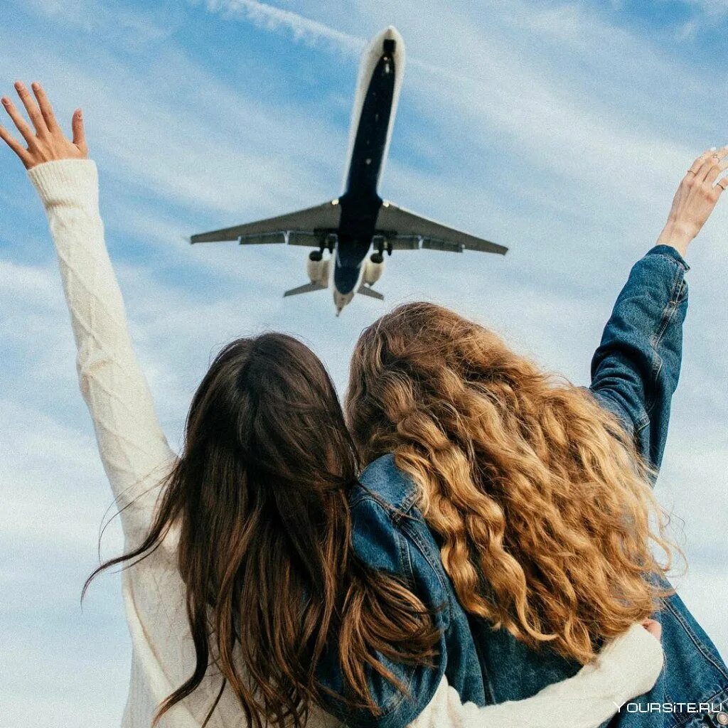 Прощание с подругой. Подруги в самолете. Девушка в самолете. Две подруги в самолете. Любовь к авиации.