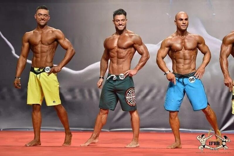 Физик как минимум начнет игру первой. Менс физик. менс физик (men’s physique). менс физик пляжники. менс физик 2025.