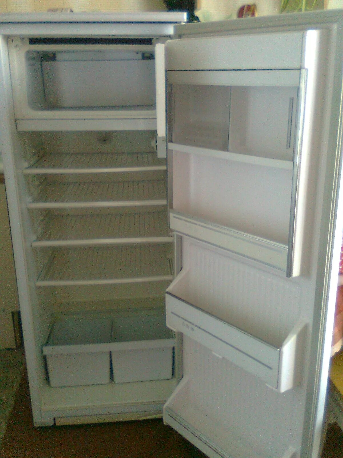 Холодильники б у минск. Холодильник Атлант двухкамерный 1994 года. Холодильник Атлант 1995. Холодильник Атлант двухкамерный 1995 года. Атлант 16 холодильник.