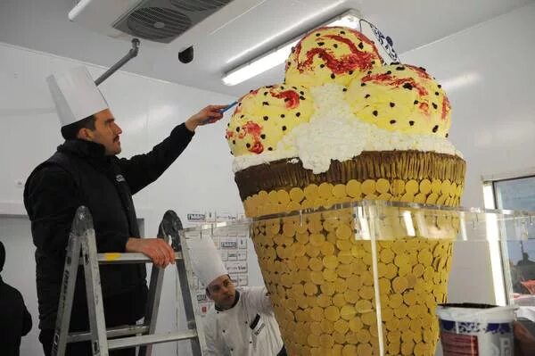 Фестиваль мороженого Флоренция Италия. Самый большой вафельный конус для мороженого в мире. Мирко делла Веккья. Сама большое мороженое в мире.