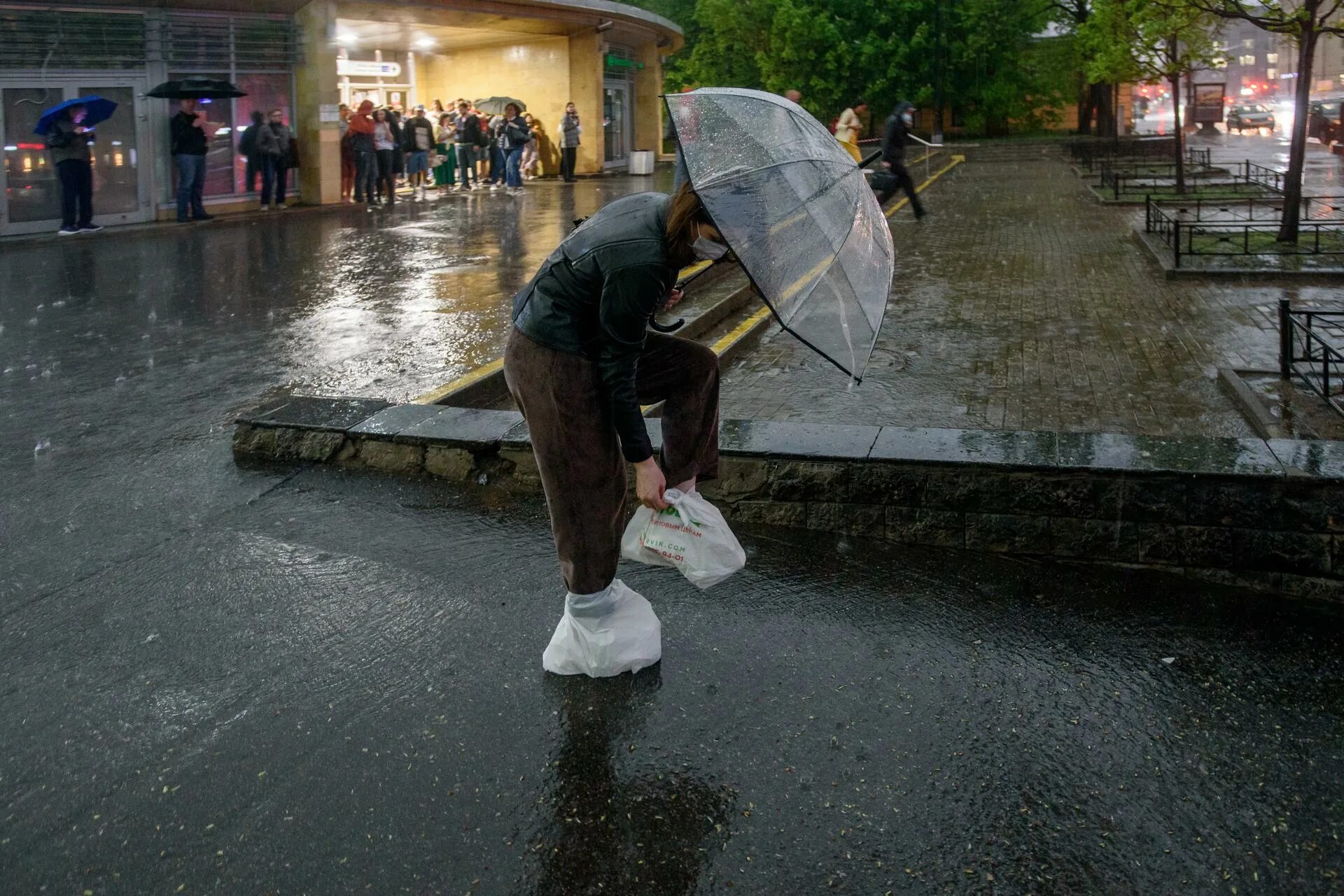 Rain 13. Дождь в Питере. Питер после дождя. Ливень в СПБ. Ливень с грозой в городе.