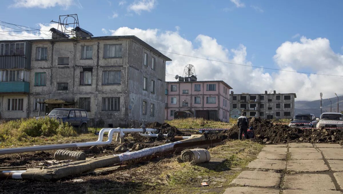 Село курил. Курильские острова военный городок. Итуруп военный городок. Остров Итуруп поселок горный. Курильские острова остров Итуруп военный городок.