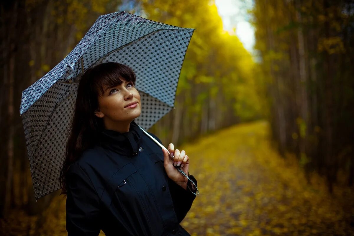 Девушка под зонтиком. Девушка с зонтом. Женщина под зонтом. Красивая девушка с зонтом. Девушка с зонтиком осенью.