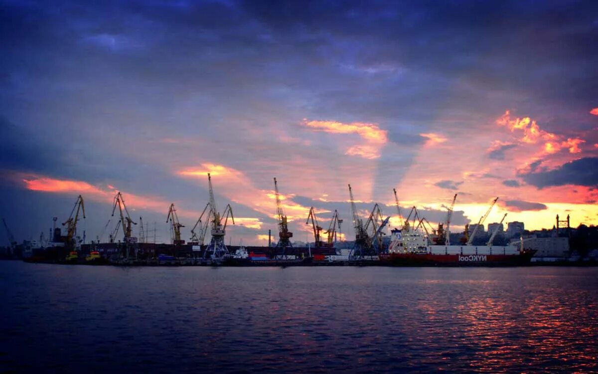 Какое море его порт. Порт мариуполь. мариупольский морской порт. порт на азовском море мариуполь.. порт мариуполь швацкий павел.