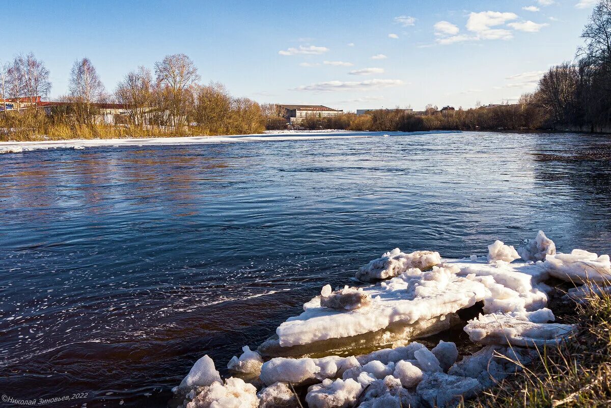 Освободиться ото льда. Реки освобождаются ото льда. Снег сходит с реки рыбакми.