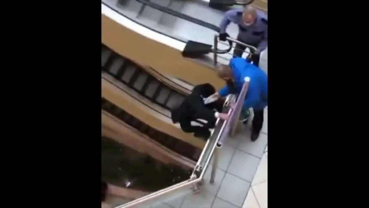 Девочку редан натянули по кругу