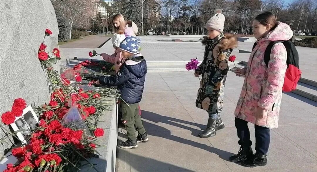 освобождение города краснодара от немецко фашистских захватчиков. памятник освобождения краснодара. день освобождения города краснодара.