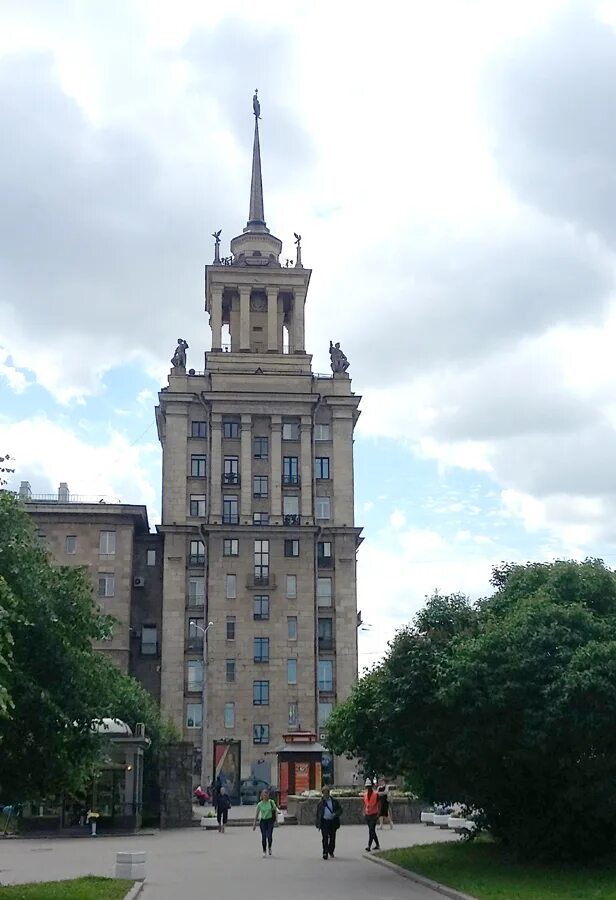Здание со шпилем в санкт-петербурге. Здание со шпилем. Московский проспект 190 дом со шпилем. Здание со шпилем. Дом со шпилем в нижнем новгороде.
