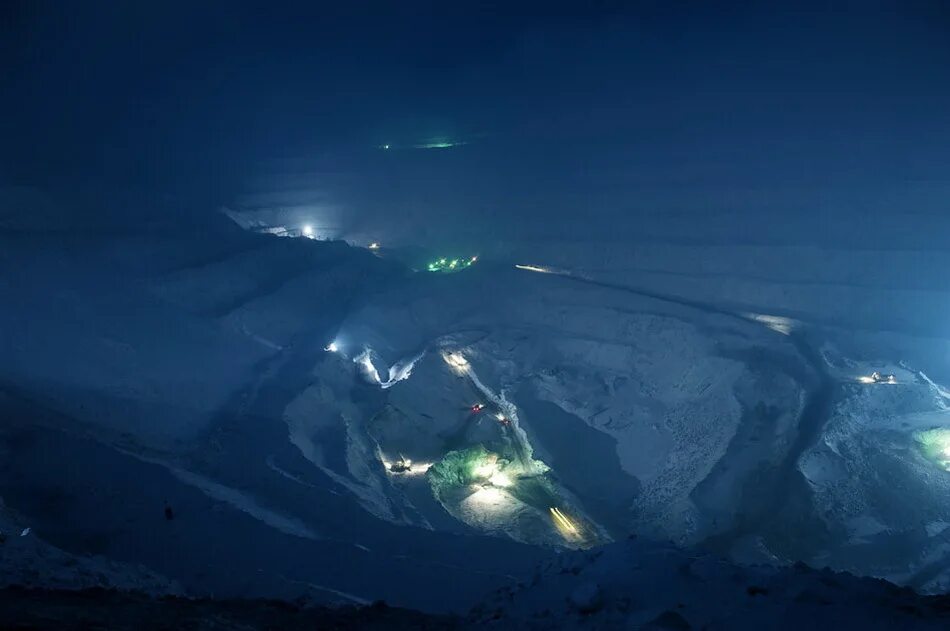 Заполярье кировск. Якутия оймякон северное сияние. Тромсе полярное сияние. Жизнь у полярного круга. Ночь за полярным кругом.