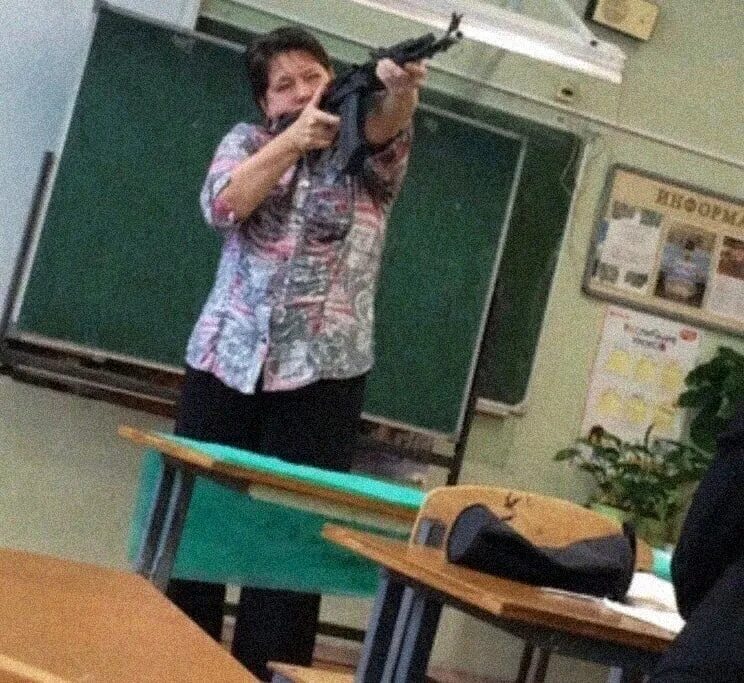 Преподаватель достал. Училка с пистолетом. Учительница с пистолетом. Учительница с автоматом.