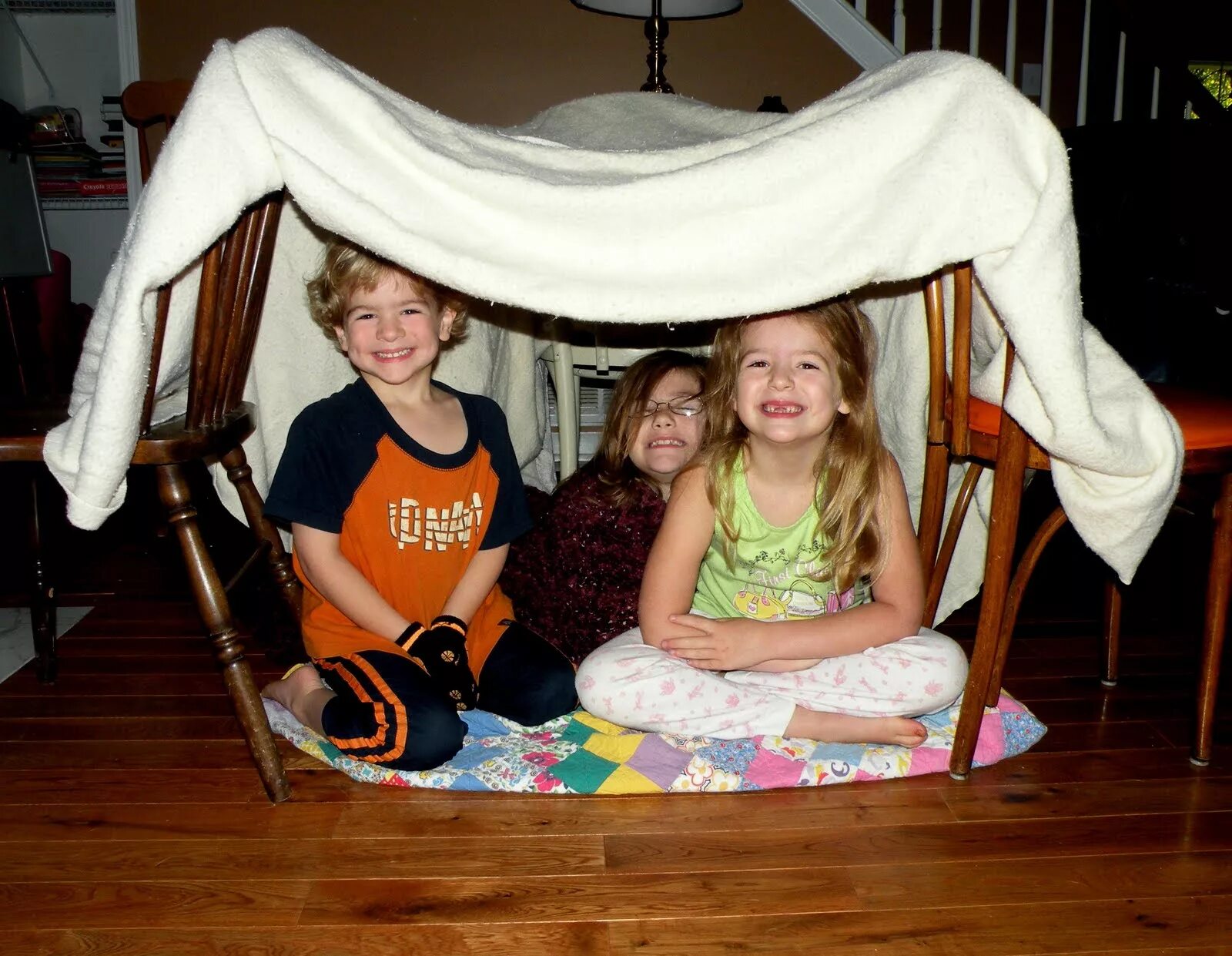 сделать домик из 2 стульев. шалаш из одеял. домик для детей из одеяла. домик из стульев и одеял и подушек. домик из подушек для детей.