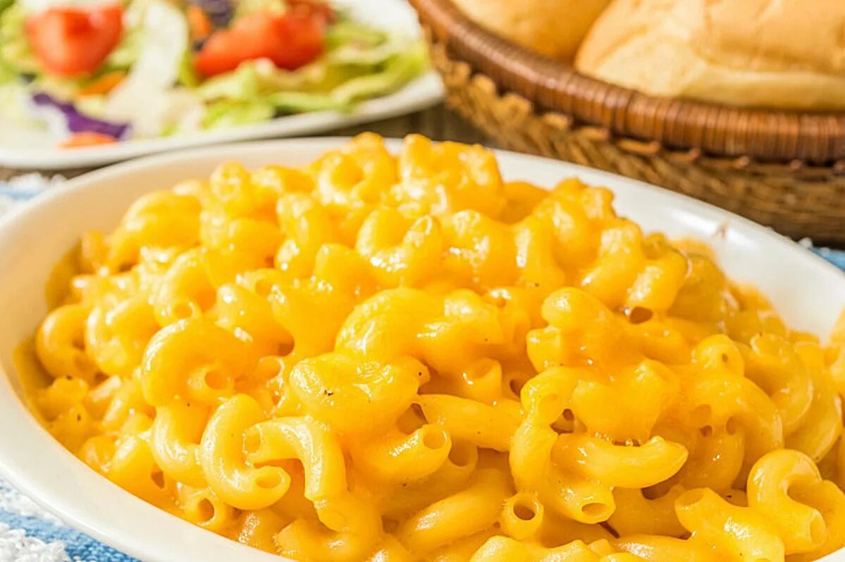 Рожки под сыром. Макароны с сыром. блюдо макароны с сыром. макароны с сыром красивые. вермишель с сыром.