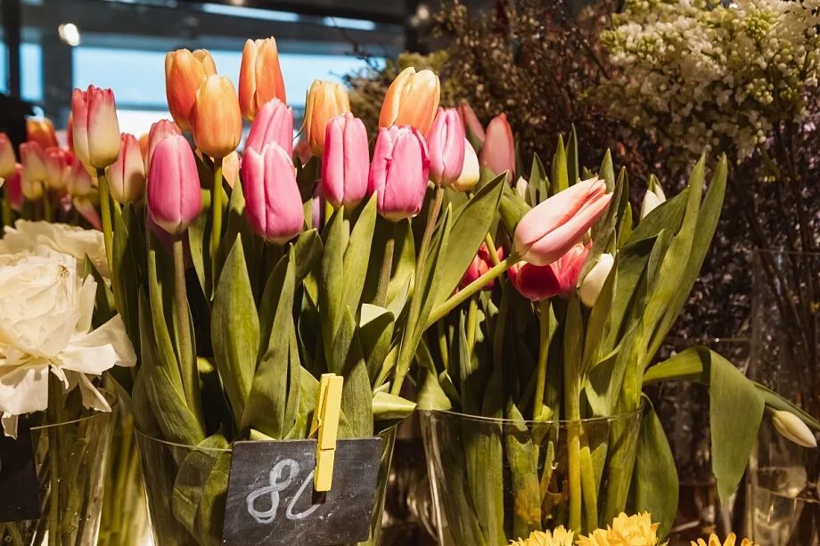 букет цветов коллеге. какие цветы принято дарить на 8. цветы в подарок женщине. какие цветы принято дарить на 8. букет цветов для мамы.